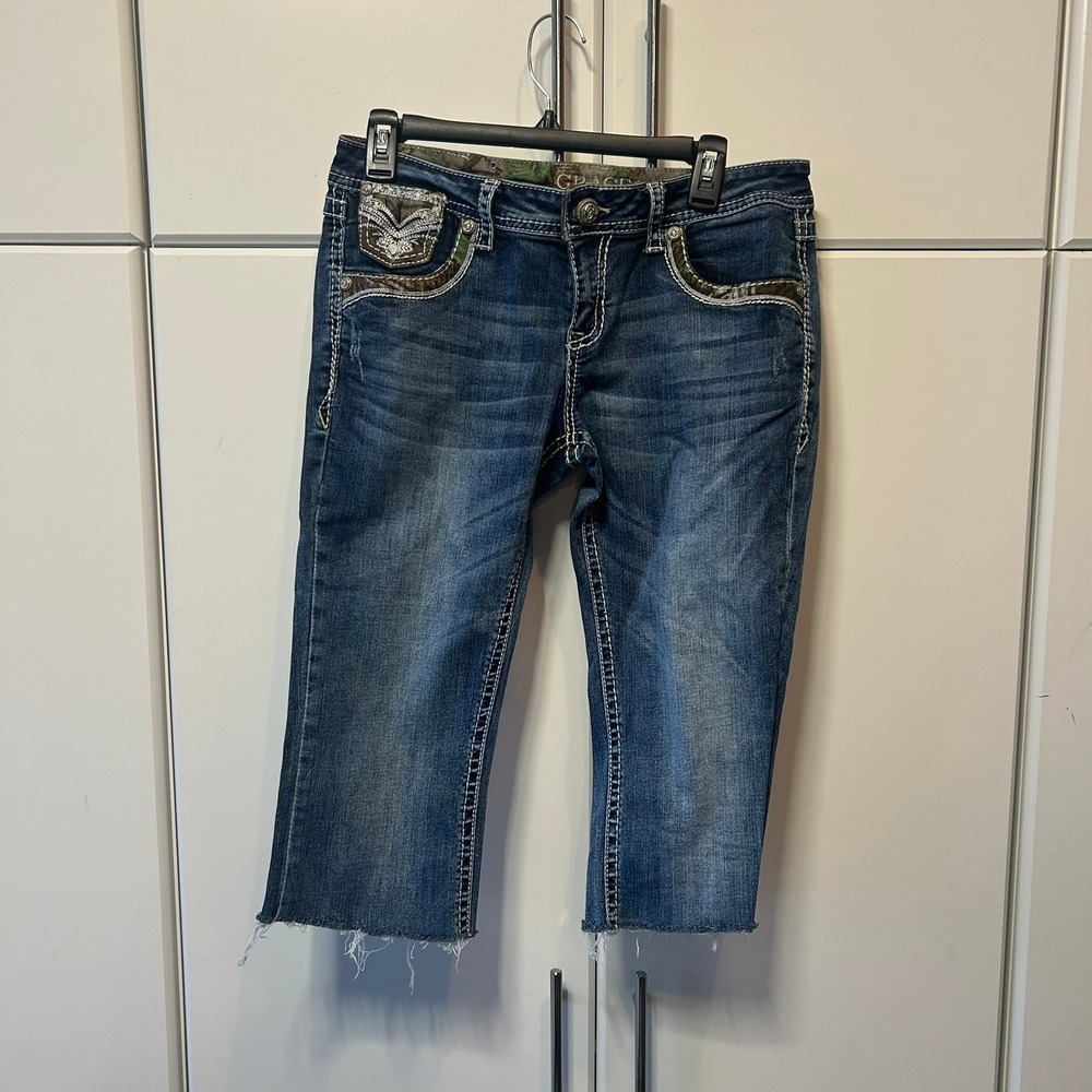 Grace in LA Boot Cut Camo Trim Denim Jeans Medium Wash Size 31 Raw Hem Capri‎